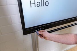 Installation Groß-Display durch Wittler Monteur