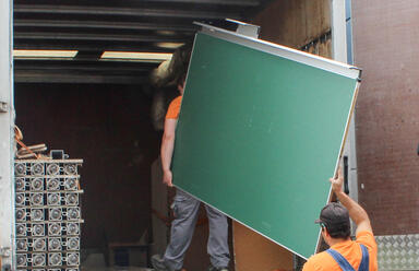 Abtransport alte Tafel nach Demontage