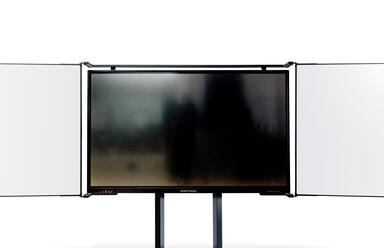 Klappschiebe-Display-wandmontiert-Klappen-offen-weiß-wende